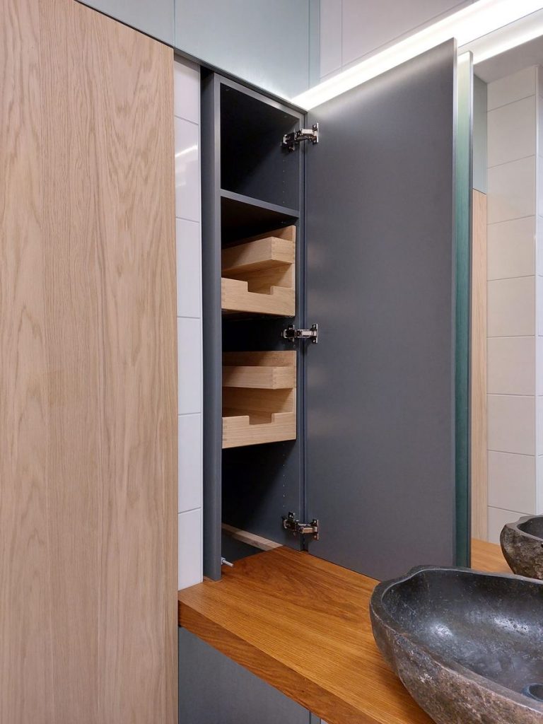 badezimmer-hochschrank-eiche-auszuege