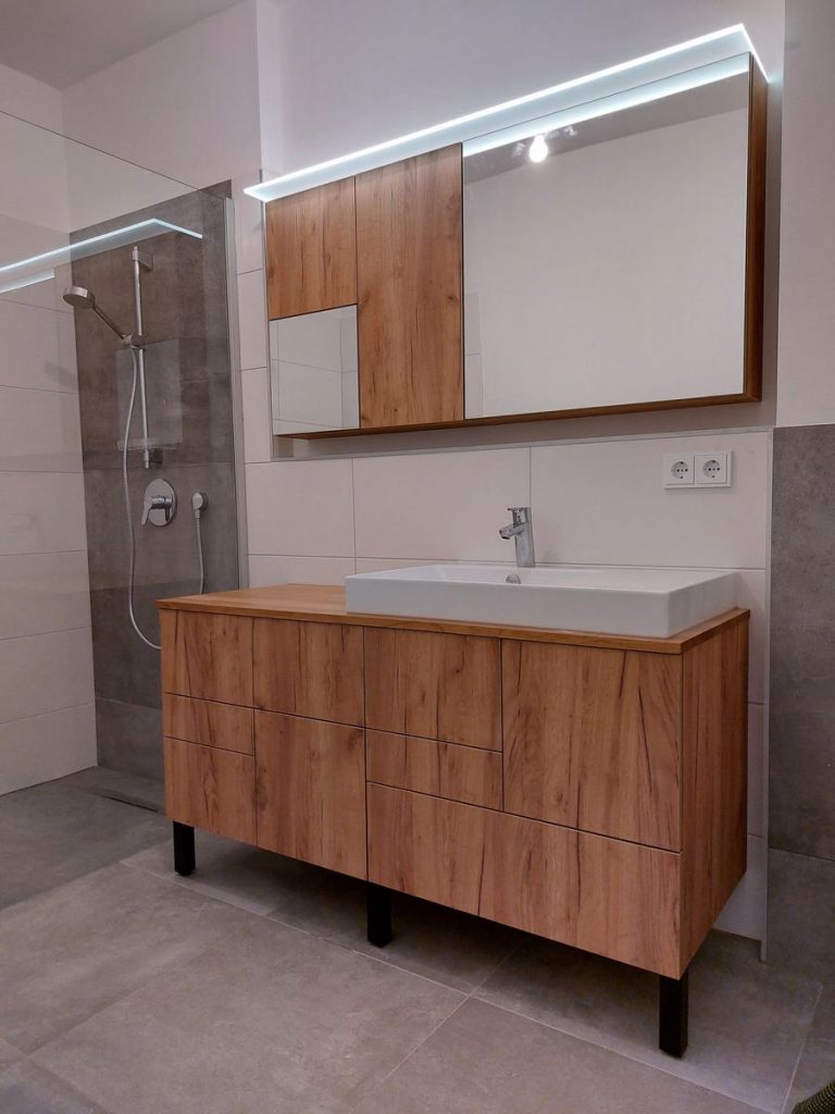 badezimmer-waschtisch-eiche-dusche