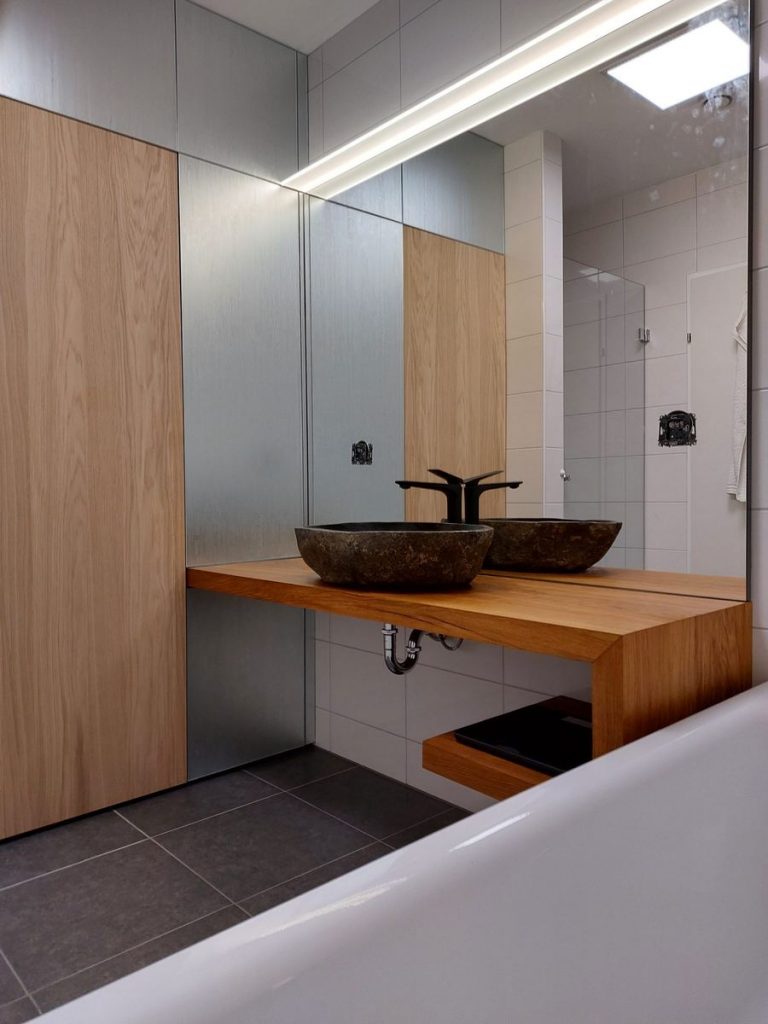 badezimmer-waschtisch-eiche-naturstein-becken