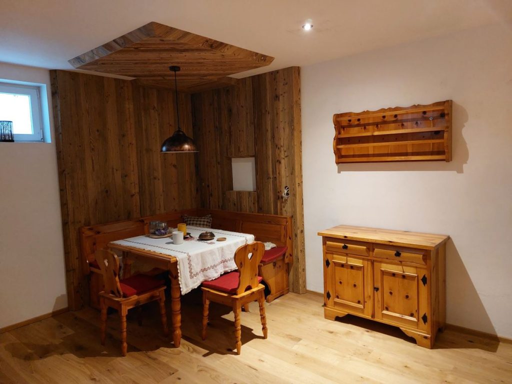 bauernstube-altholz-eckbank-anrichte