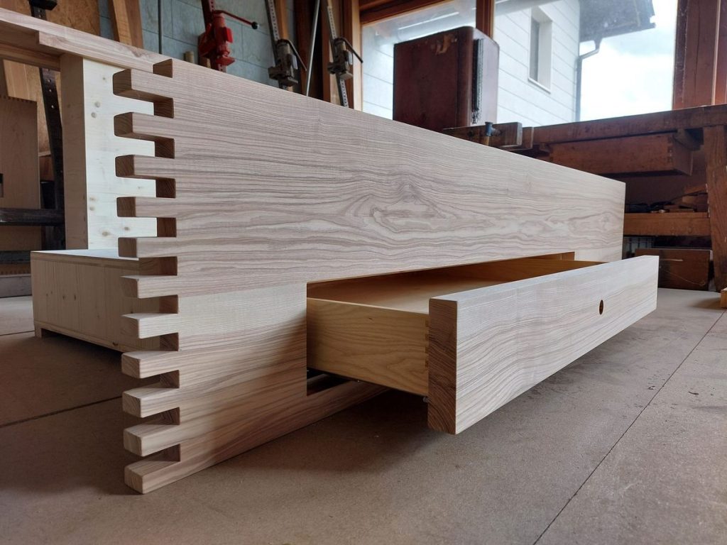 esche-moebel-schwalbenschwanz-zinkung-werkstatt