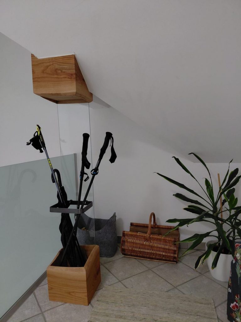 garderobe-dachschraege-holzbox-glasgelaender