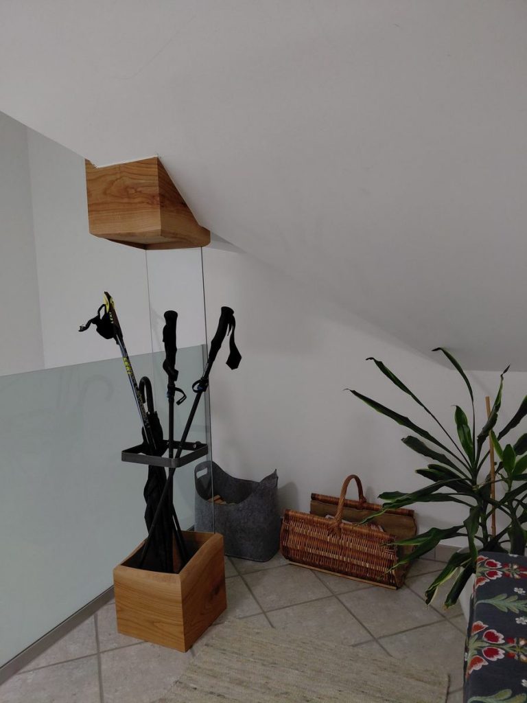garderobe-holzbox-glasgelaender-schirmstaender