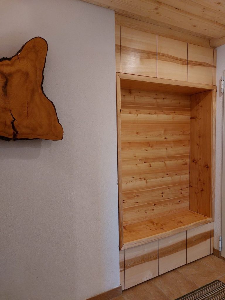 garderobe-nische-zirbe-sitzbank
