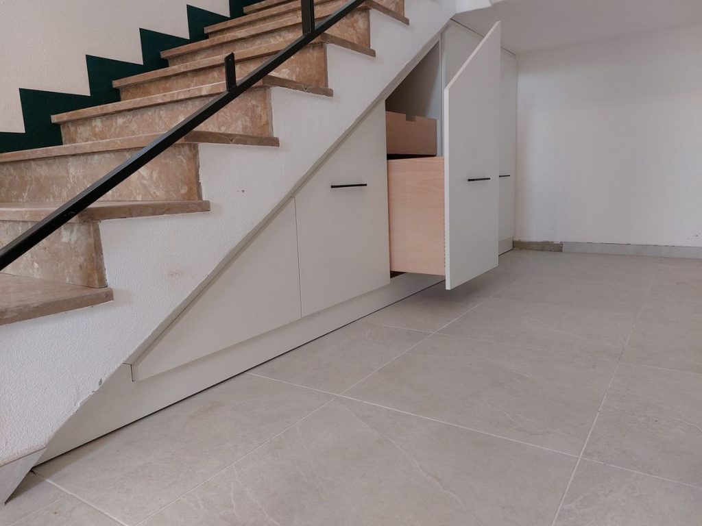 stauraum-unter-treppe-einbauschrank