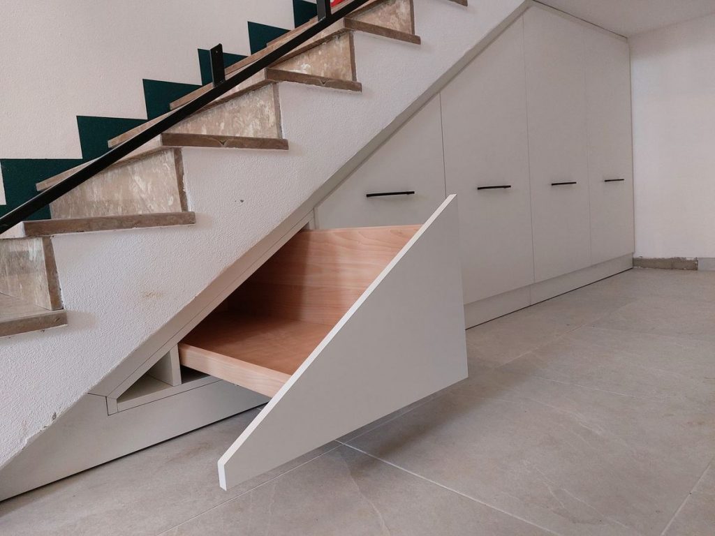 stauraum-unter-treppe-schubladenauszug