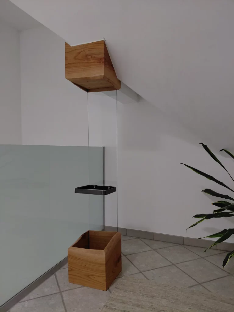 holzkuben-glasbruestung-massivholz-1200