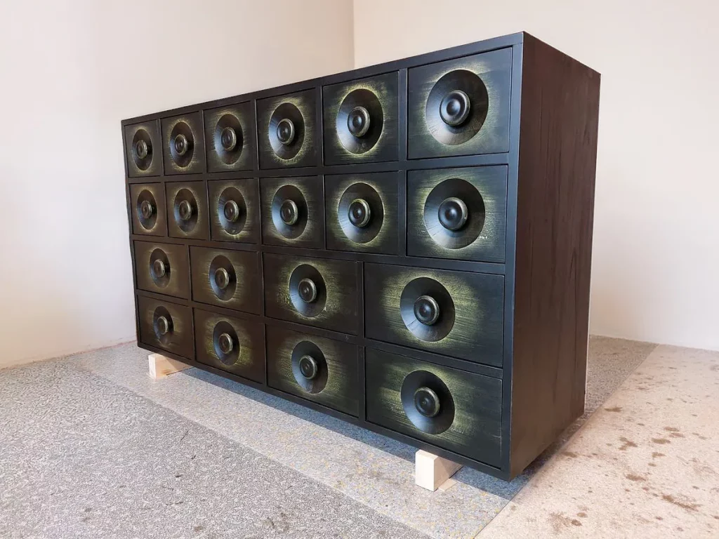 sideboard-schwarz-reliefronten-1200